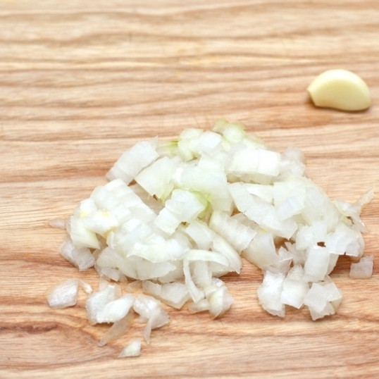 1. Этап. Тыквенный соус к макаронам: Лук и чеснок измельчаем.