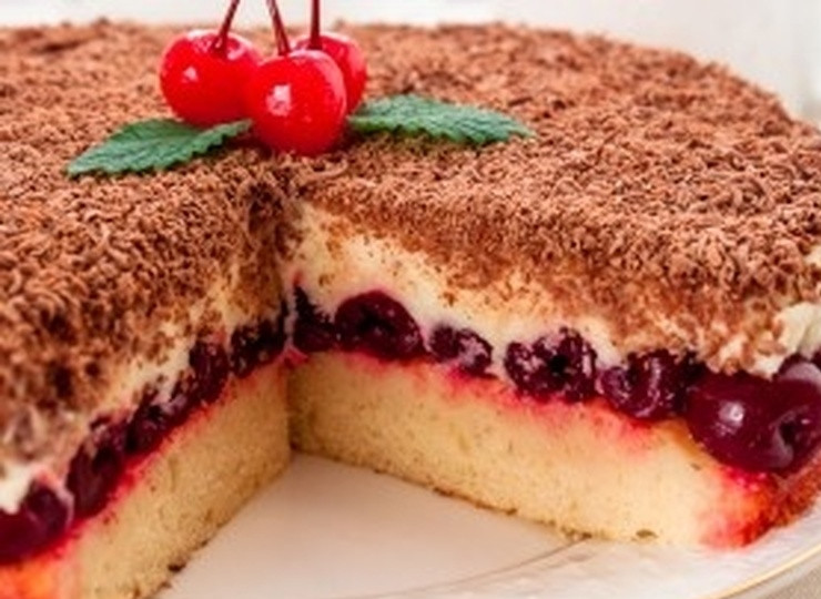 1. Этап. Вишневый торт с маскарпоне: Натрите шоколад, посыпьте им сверху. Затем уберите торт в холодильник на 4 часа. После этого ваш прекрасный торт будет готов. Я украсила его декоративными вишенками.