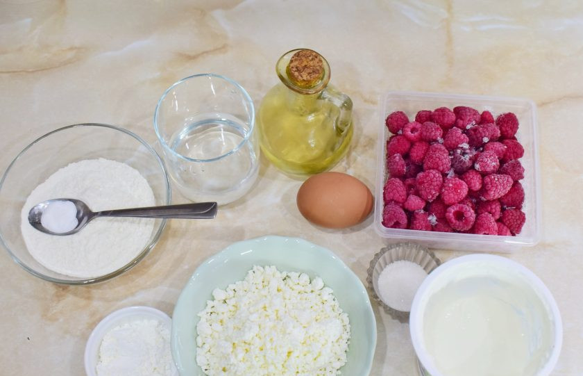 1. Этап. Галета с творогом и малиной: Для приготовления галеты подготовьте необходимые ингредиенты. Муку заранее просейте через сито.