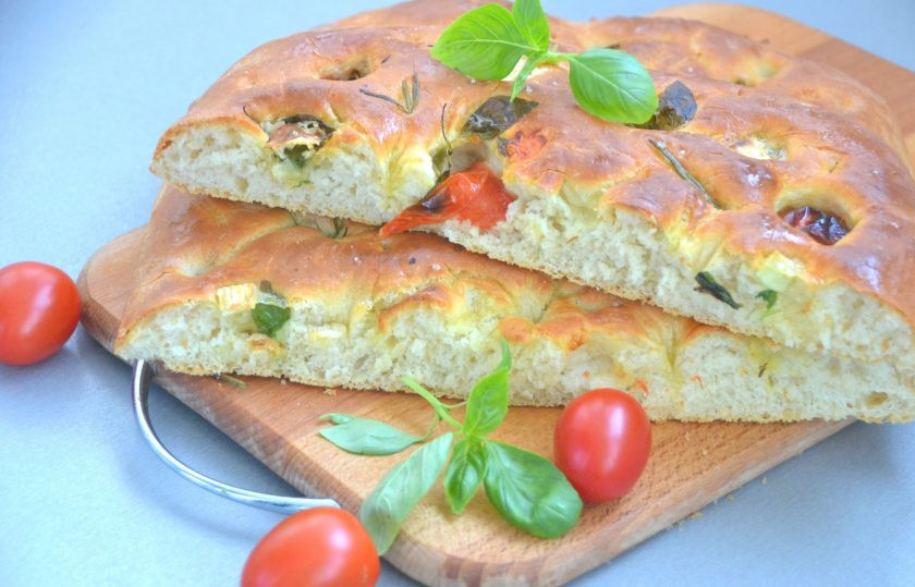 1. Этап. Фокачча от Джейми Оливера: Фокачча от Джейми Оливера получилась очень вкусной, нежной, но при этом с хрустящей корочкой. Можно наслаждаться её вкусом просто так или использовать в качестве хлеба.