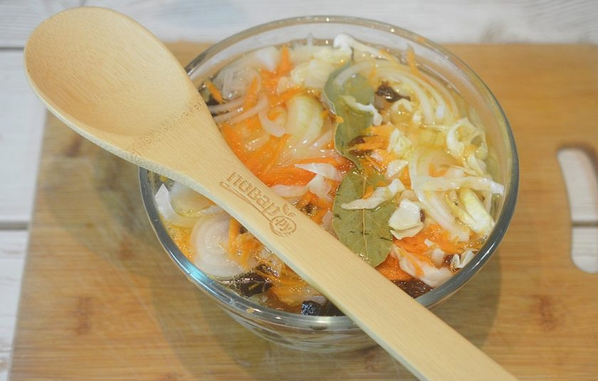 1. Этап. Маринованная капуста Чудо: 5. Вскипятите маринад и залейте капусту. Оставьте на ночь, затем разложите в банки.