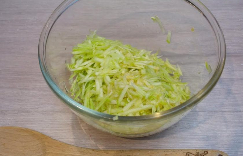 1. Этап. Блинчики из кабачков с грибами: 1. Кабачки вымыть. Удалите все лишнее. Если у кабачка жесткая шкурка- ее лучше снять. Подготовленный кабачок натрите на крупной терке. Натертый кабачок поместите в миску.