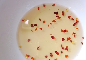 1. Этап. Салат с манго: В отдельной мисочке смешиваем уксус, сахар, соль и перец (у меня перец хлопьями).