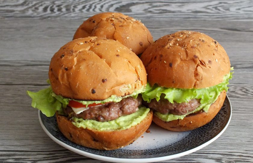 1. Этап. Мексиканские бургеры: Бургеры готовы. Перед подачей подогрейте их в микроволновой печи.