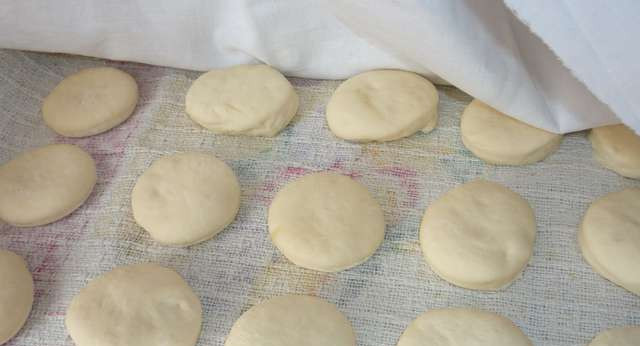 1. Этап. Баурсаки казахские: Теперь все наши кружочки и ромбики мы собираем вместе и накрываем полотенцем на 20 минут.