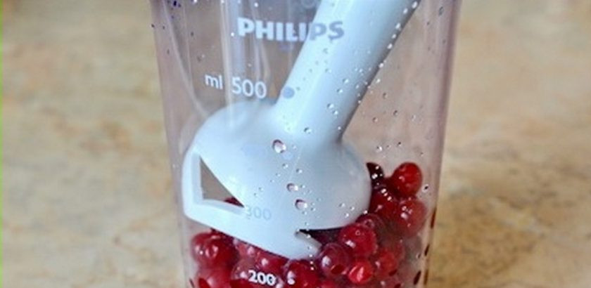 1. Этап. Морс из замороженной клюквы: Выложите ягоды в блендер и хорошенько измельчите.