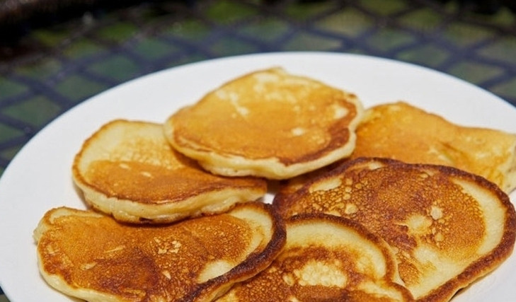 1. Этап. Оладьи тонкие на молоке: Разогрейте масло на сковороде. Выпекайте оладьи пару минут с каждой стороны до румяного цвета. Приятного чаепития!