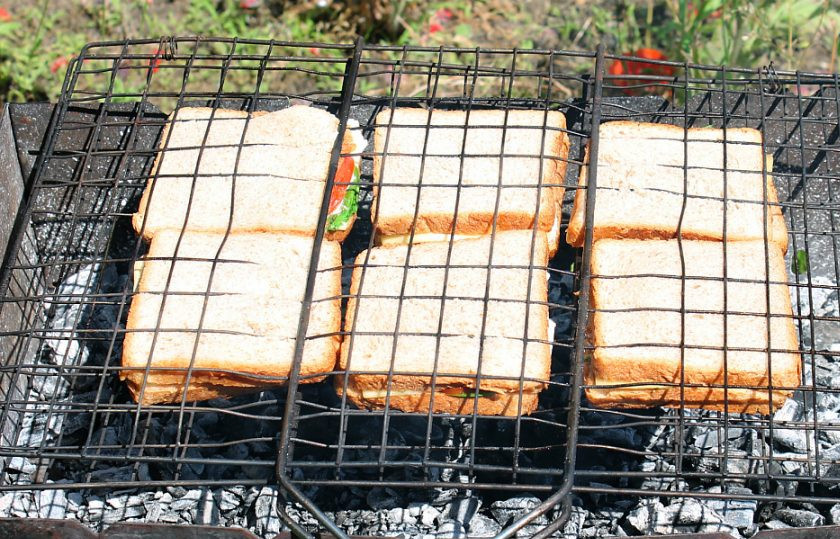 1. Этап. Панини на гриле: Мангал готов. Угли дают жар для запекания. Обжариваем панини с двух сторон по 2 минуты, примерно.