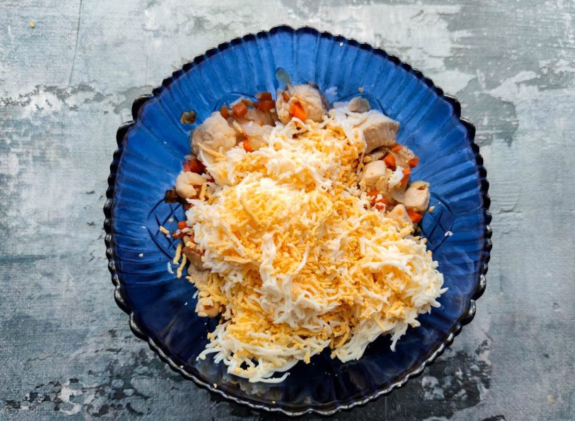 1. Этап. Куриный паштет с яйцом: Курицу с овощами выложите в глубокую тарелку и добавьте тертые вареные яйца. Взбейте все хорошо погружным блендером.
