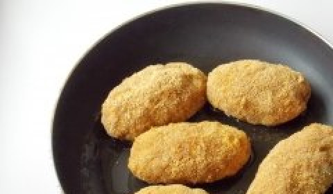 1. Этап. Зразы с фаршем и грибами: На сковороду наливаем подсолнечное масло и обжариваем зразы с каждой стороны по 7-10 минут. Можно жарить во фритюре, но жира будет больше.