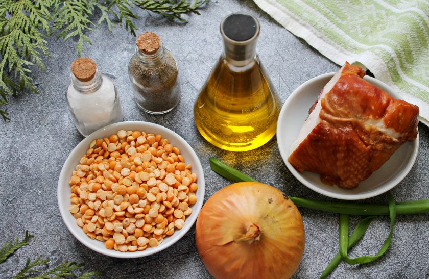 1. Этап. Гороховое пюре с копченой курицей: Подготовьте все необходимые ингредиенты для приготовления горохового пюре с копченой курицей.