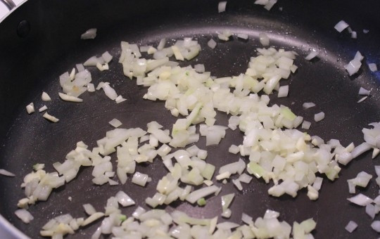 1. Этап. Лазанья с готовыми листами: Лук и чеснок почистите, нашинкуйте мелким кубиком и обжарьте на растительном масле 1-2 минуты.