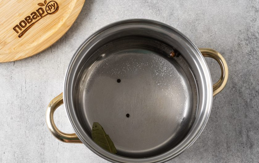 1. Этап. Капуста кале на зиму: Для маринада вскипятите воду с солью, сахаром и лимонной кислотой. Добавьте лавровый лист, перец горошком и перец душистый. Проварите 1 минуту.