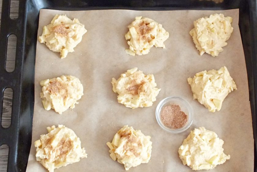 1. Этап. Ленивые булочки: Застелите противень бумагой для выпечки. Разложите тесто ложкой, формуя округлую булочку. На одну булочку — одна столовая ложка с верхом теста. Смешайте желаемой количество корицы и сахара. Присыпьте верх булочек. Поставьте противень в разогретую до 180 градусов духовку на 20-25 минут. Учитывайте особенности своей духовки!