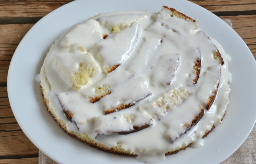 1. Этап. Торт Панчо с вишней: Каждый кусочек обмакните в сметанный крем и выложите горкой на нижний корж, между слоями выкладывая консервированную вишню.