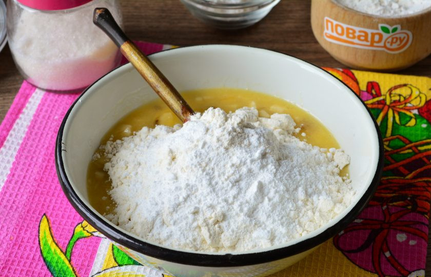 1. Этап. Кекс с черешней и бананом: Всыпьте муку и разрыхлитель. Перемешайте тесто, чтобы не было комочков.