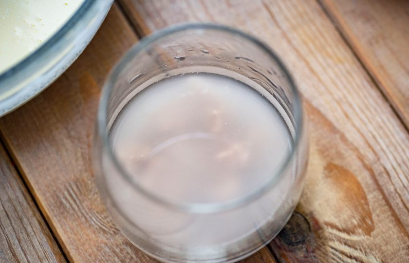 1. Этап. Дрожжевые заварные блины на кефире: Свежие дрожжи разотрите пальцами в стакан, залейте теплой водой (100 мл.), хорошенько взболтайте, чтобы дрожжи распустились.