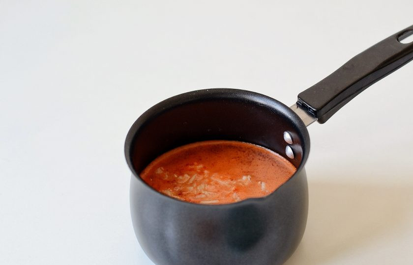 1. Этап. Сладкий соус Чили: Добавьте измельченный чеснок и заранее разведенный крахмал. Перемешайте. Доведите до кипения и варите на слабом огне в течение 5 минут.