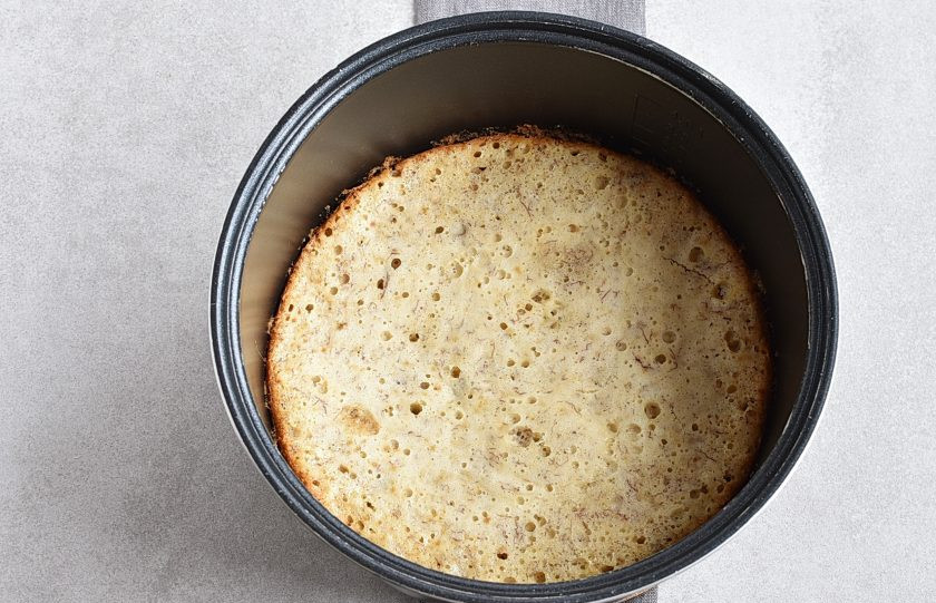 1. Этап. Банановый пирог в мультиварке: Выпекайте в режиме 