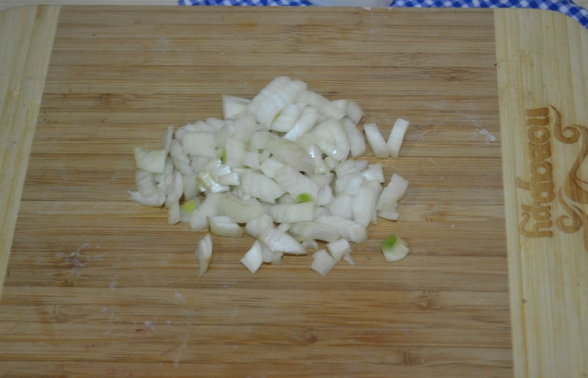 1. Этап. Суп щавелевый с фрикадельками: Лук порежьте кубиком и обжарьте в небольшом количестве растительного масла до золотистого цвета.