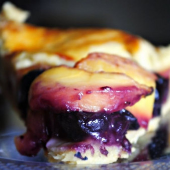 Пирог с черникой и персиками по-деревенски