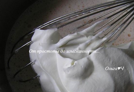 1. Этап. Арбузное мороженое: Сливки взбейте до устойчивых форм, добавьте к основной массе.