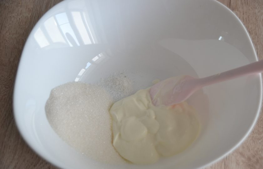 1. Этап. Цветаевский пирог с абрикосами: В миску для замешивания теста выложите 1/3 стакана сметаны, всыпьте сахар, щепотку соли.