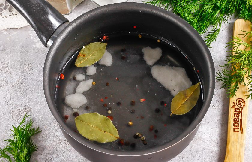 1. Этап. Малосольный судак: Влейте горячую воду и поместите емкость на плиту, доводя жидкость до кипения. По желанию можете всыпать и другие специи либо пряности. Но уксус не добавляйте! Остудите рассол на холоде.