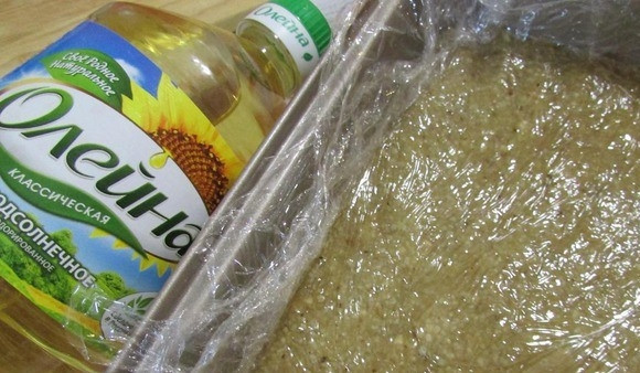 1. Этап. Халва подсолнечная Нежная: Возьмите любую удобную посуду, в которой будет застывать ваша халва. Выложите в нее пищевую пленку и вылейте получившуюся массу. Накройте сверху еще одним слоем пленки и поставьте халву в холодильник, чтобы она полностью застыла.