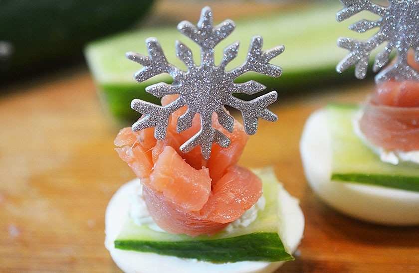 1. Этап. Ассорти из канапе: Сверху выложите ломтик рыбы в виде розочки и закрепите шпажкой. Второй вариант канапе готов.