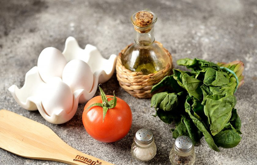 1. Этап. Яичница со шпинатом и помидорами: Подготовьте все необходимые ингредиенты для приготовления яичницы.