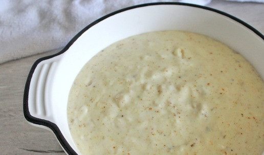 1. Этап. Яйца в сырном соусе: В форму для запекания вылить приготовленный сырный соус.