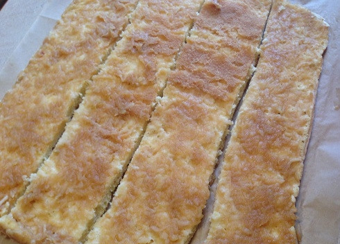 1. Этап. Торт из яблочного рулета: 10. Разрежем рулет на 4-5 частей и развернем. Он не должен быть теплым, иначе крем 