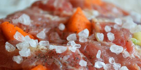 1. Этап. Телятина в фольге: Присыпаем мясо солью и перцем со всех сторон.