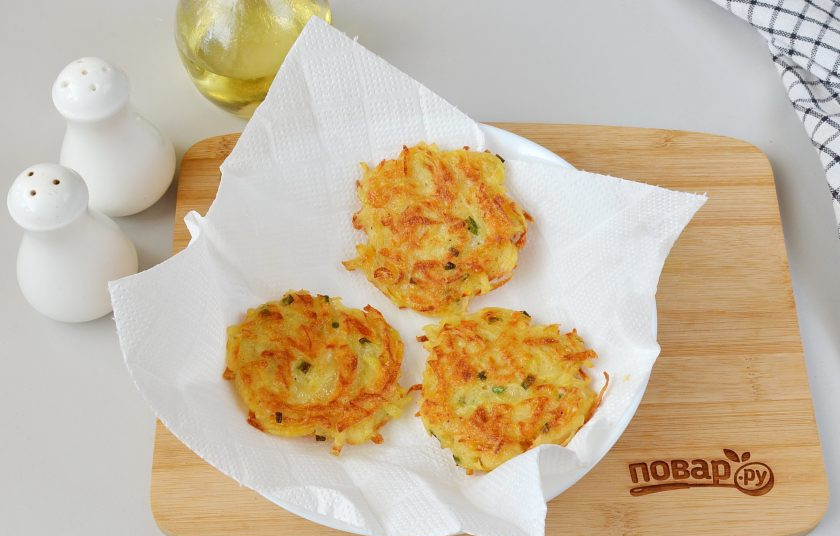 1. Этап. Вкусные картофельные драники: Драники выкладывайте на бумажное полотенце, чтобы убрать лишний жир.