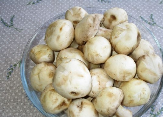 1. Этап. Вареные шампиньоны: Грибы тщательно промойте и просушите.