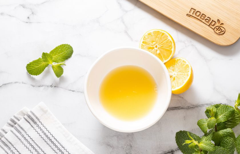 1. Этап. Классический лимонад: После выжмите сок из трех лимонов.