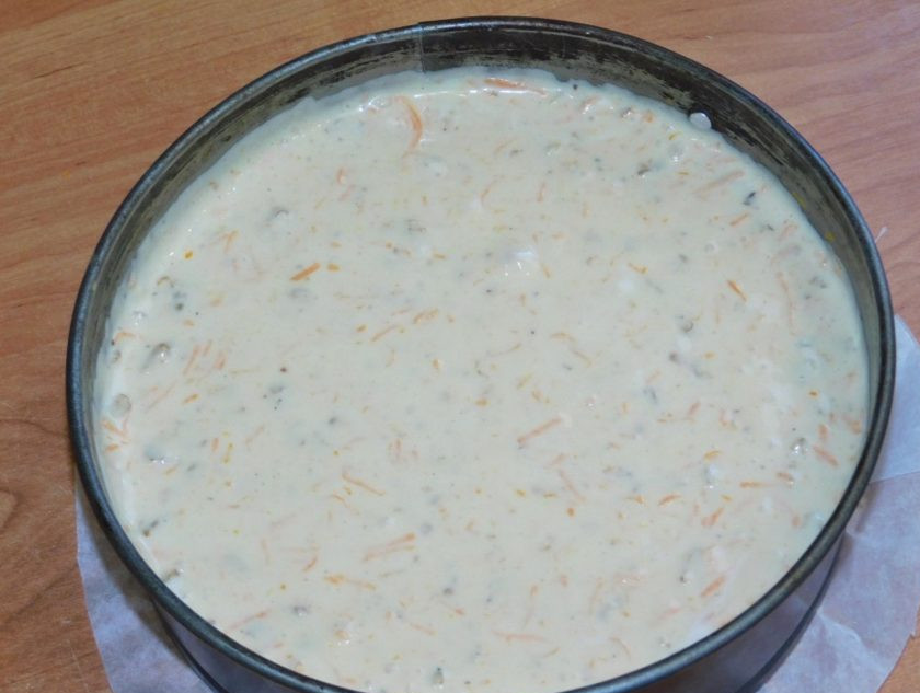 1. Этап. Английский морковный торт: Добавьте в тесто растительное масло, муку с содой. Затем вмешайте орехи, корицу, морковь и цедру одного апельсина. Готовое тесто перелейте в форму для выпечки (20 см.) и поставьте в духовку, разогретую до 180 градусов на 45-60 минут.
