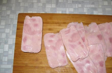 1. Этап. Рулет из лаваша с ветчиной и сыром: 7. Нарежьте тонко ветчину.