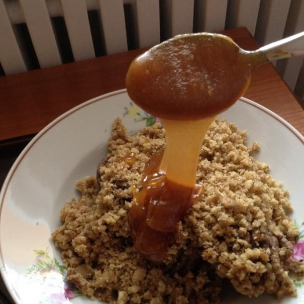 1. Этап. Финиковые шарики: Добавляем 2-3 ст. ложки жидкого меда