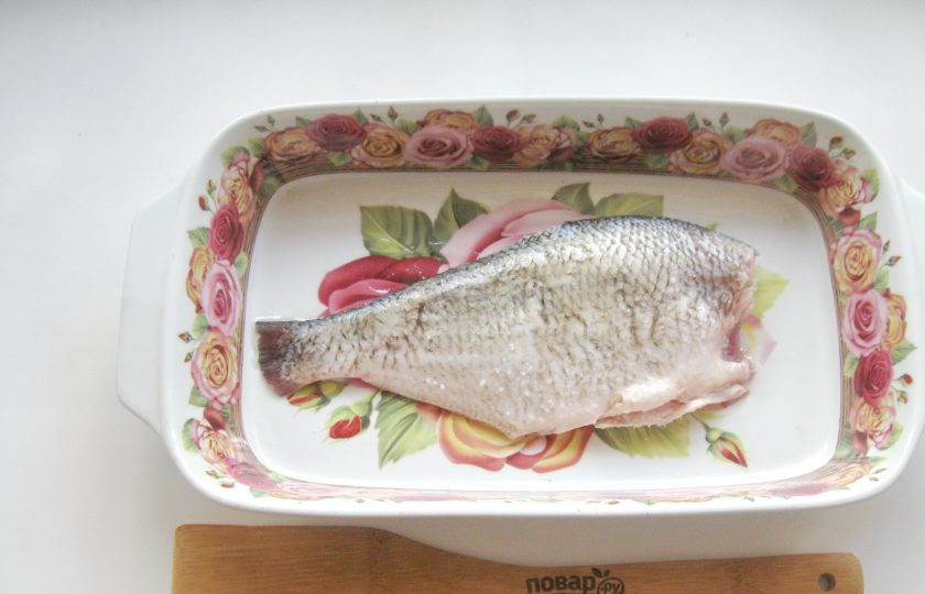 1. Этап. Лещ в духовке с картофелем: Леща посолите со всех сторон и внутри. После выложите в форму для запекания смазанную подсолнечным маслом.
