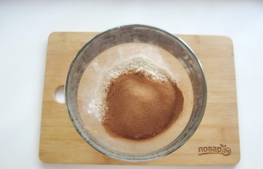 1. Этап. Американский пирог Крейзи кейк: Добавьте 4 столовые ложки какао-порошка.