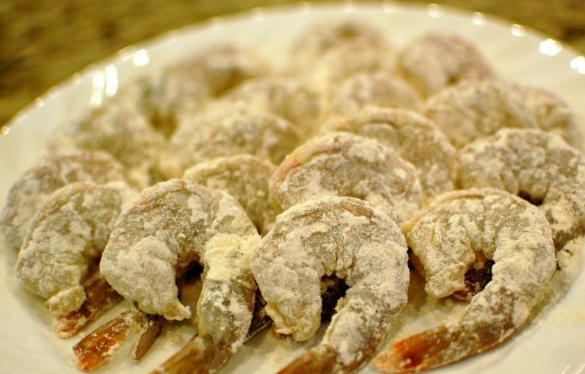 1. Этап. Карибские креветки: 2. Насыпьте в тарелку ½ стакана муки, погрузите креветки по очереди в муку, держа за хвост.