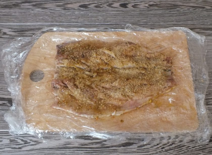 1. Этап. Скумбрия фаршированная с желатином и яйцом: Рыбу посыпьте специями для рыбы и желатином.