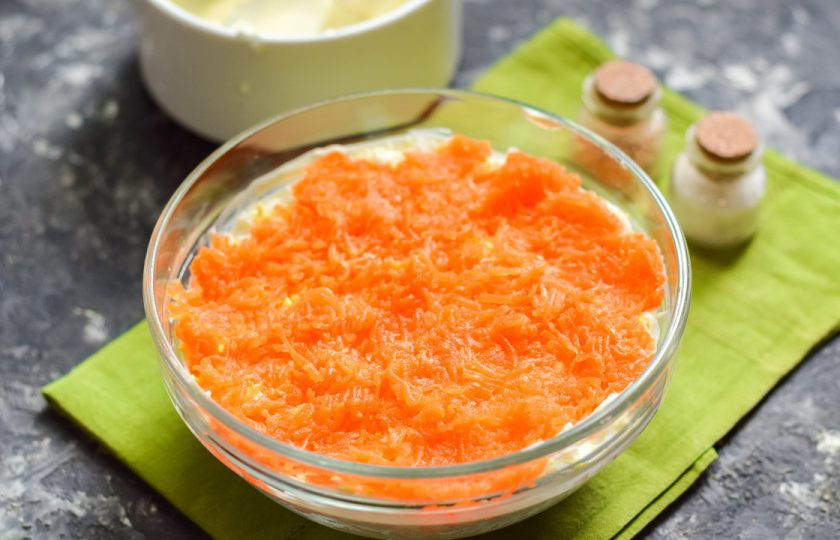 1. Этап. Салат Необыкновенная нежность: Вареную морковь натрите на мелкой терке, выложите поверх яиц.