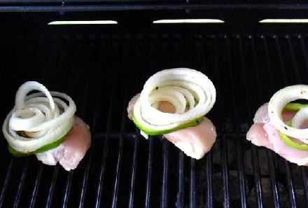 1. Этап. Фахитас с курицей: Кладем куриные грудки с луком и перцем на разогретую гриль как это показано на картинке.