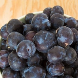 1. Этап. Сливовый джем: Берем сливы, промываем, проверяем на предмет наличия листиков и прочих ненужных вещей.