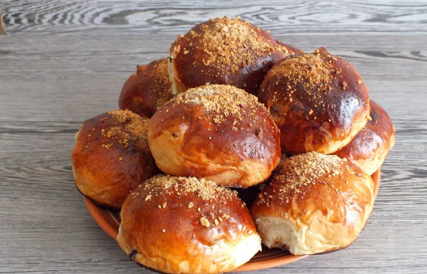 1. Этап. Булочки повышенной калорийности по ГОСТу: Через 20-25 минут, булочки будут готовы. Достаньте противень из духовки. Переложите выпечку на блюдо и охладите.