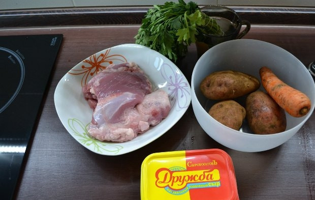 1. Этап. Cырный суп для детей: Подготовьте ингредиенты. Индейку промойте, выложите в трехлитровую кастрюлю, залейте водой, поставьте на огонь и доведите до кипения. Не забывайте снимать пенку. Готовый бульон посолите, индейку достаньте из бульона.