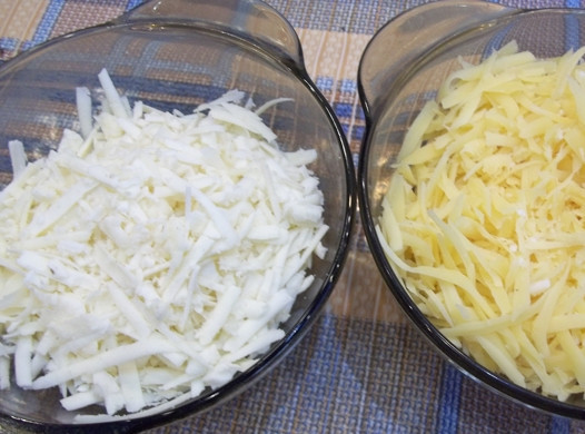 1. Этап. Французские отбивные из свинины в духовке: 7. Плавленый сыр предварительно отправил в морозильную камеру, затем измельчаю на крупной терке оба вида сыра.